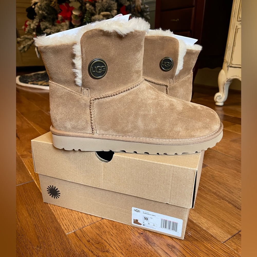 UGG NWT! UGG Classic Bailey Snaps | Chestnut / Light Brown | Size 10